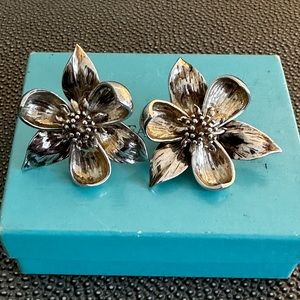Vintage TIFFANYS Sterling Flower Earrings.            1.5 inches